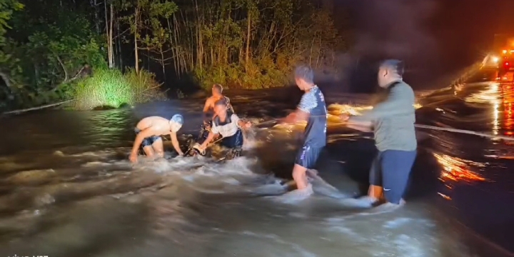 Aksi TNI Dari Satgas Pamtas Statis RI-PNG Yonif 111/KB Berhasil Selamatkan Warga Yang Terseret Arus Banjir