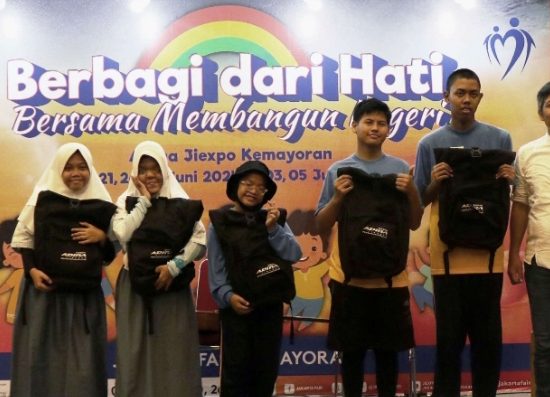 Adira Finance Berikan 1000 Paket Bantuan Pendidikan, Dukung CSR Jakarta Fair Kemayoran 2024 PEDULI