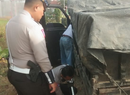Personel Sat Lantas Polres Aceh Tamiang Beri Bantuan Pengendara Alami Bocor Ban