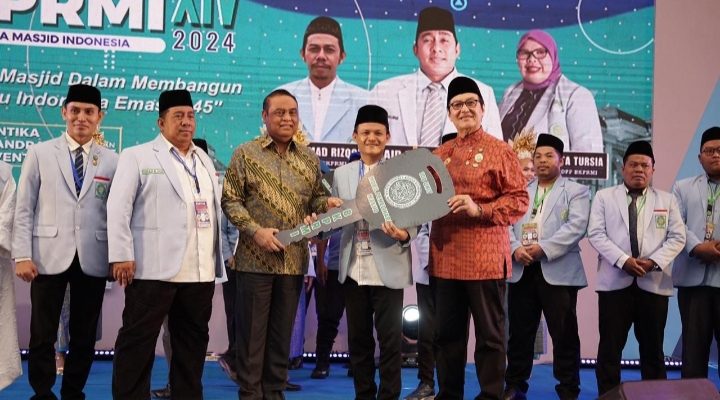 Prabowo Subianto Serahkan Bantuan 100 Unit Mobil Pemelihara Masjid Saat Munas BKPRMI di Medan