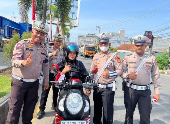 Jelang HUT RI ke-79, Kasat Lantas Polres Bireuen Bagi Bendera ke Pengendara