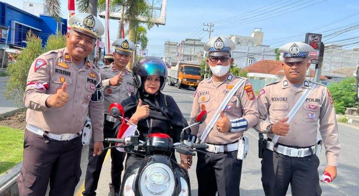 Jelang HUT RI ke-79, Kasat Lantas Polres Bireuen Bagi Bendera ke Pengendara