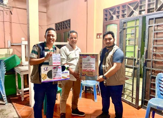 Relawan Matahari Serahkan Hadiah Kemerdekaan Dari Bobby Nasution Kepada Warga Tanjung Mulia Medan Deli