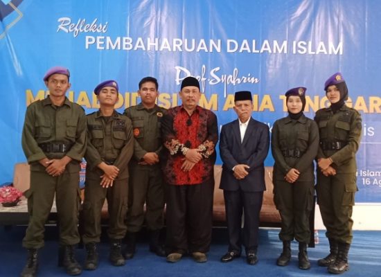 Berikan pengawalan oleh Komandan Menwa UINSU  kepada Mujaddid Islam Asia Tenggara Prof Syahrin Harahap