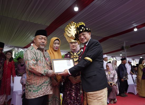 Penyerahan Penghargaan Masa Pengabdian (PMP) kepada salah satu penerima dengan masa kerja 25 Tahun, diserahkan oleh Region Head PTPN IV Regional I