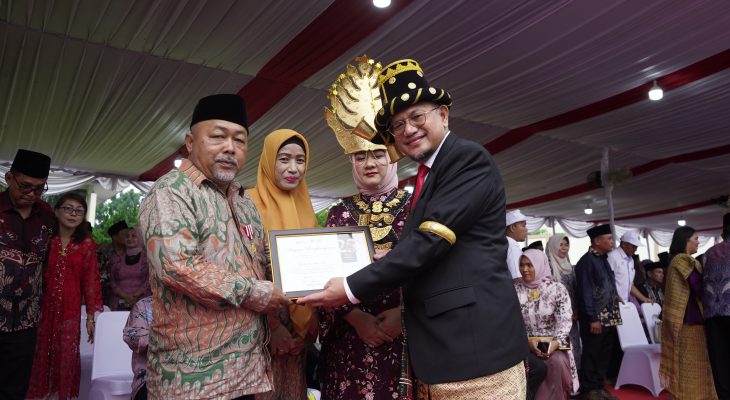 Penyerahan Penghargaan Masa Pengabdian (PMP) kepada salah satu penerima dengan masa kerja 25 Tahun, diserahkan oleh Region Head PTPN IV Regional I