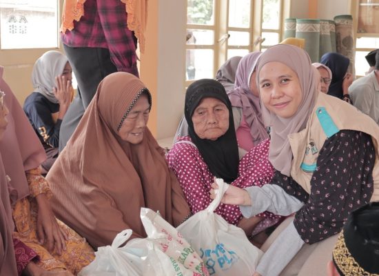 Kinerja 5 Tahun BUMN di Bawah Kepemimpinan Erick Thohir, YBM PLN UP3 Pematangsiantar Salurkan Bantuan Paket Gizi