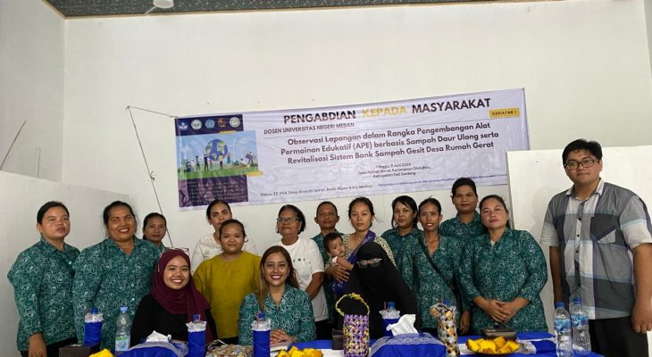 Tim Unimed Ajak Warga Desa Rumah Gerat Daur Ulang Sampah Jadi Alat Permainan Edukatif