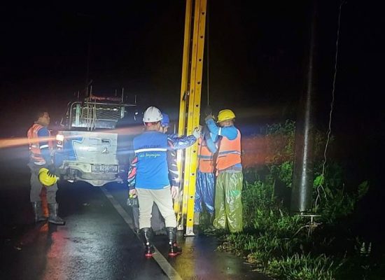 Kurang Dari 24 Jam, PLN UP3 Padangsidimpuan Berhasil Pulihkan Kelistrikan Pasca Cuaca Ekstrem Di Pesisir Pantai Barat