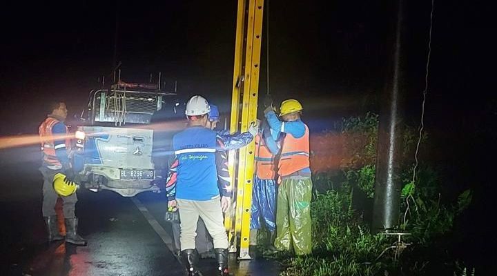 Kurang Dari 24 Jam, PLN UP3 Padangsidimpuan Berhasil Pulihkan Kelistrikan Pasca Cuaca Ekstrem Di Pesisir Pantai Barat