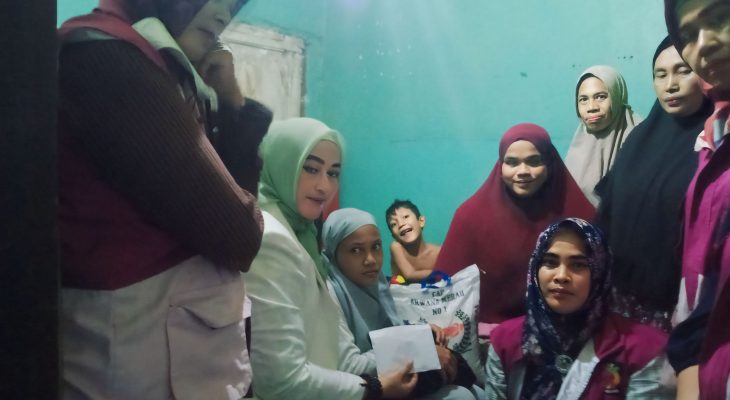 Sambangi Anak Penderita Tumor, Anggota DPRD Medan Yang Juga Ketua Sebar Hj Roma Uli Silalahi Beri Donasi Dan Bantuan