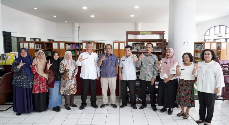 Kanwil Kemenag Sumut Serahkan Majalah Pembina ke Dispusip Sumut, Kadis Perpustakaan Sumut Sediakan Aplikasi D-Litera dan Titik Baca Digital Sumut.