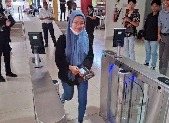 Divre I Ujicoba Teknologi Face Recognition Boarding Gate di Stasiun Medan