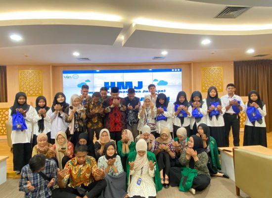 Mickael Ketua HMJIP dan Wakil Dekan 3 FIS Bagikan Hadiah Video Kreatif kepada Mahasiswa Baru Ilmu Perpustakaan