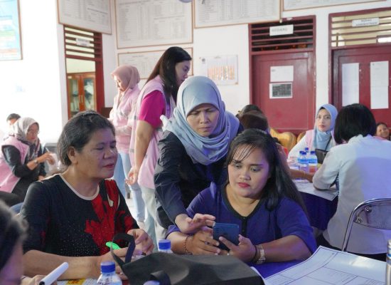 Hari Pelanggan Nasional, Srikandi PLN Bagi Tips Jualan Lewat PLN Mobile Kepada Pengrajin Ulos