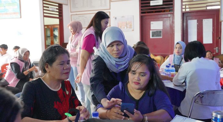 Hari Pelanggan Nasional, Srikandi PLN Bagi Tips Jualan Lewat PLN Mobile Kepada Pengrajin Ulos