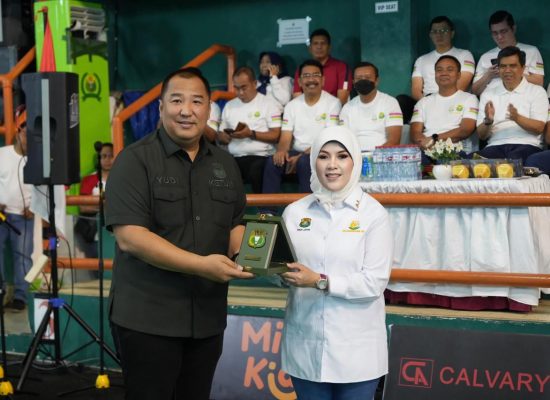 Kajati Jatim, Mia Amiati Buka Kejuaraan Bulutangkis Piala Kajati Jatim 2024