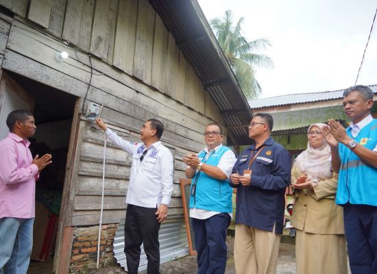 PLN UID Sumatera Utara Sambungkan Listrik Warga Tidak Mamp