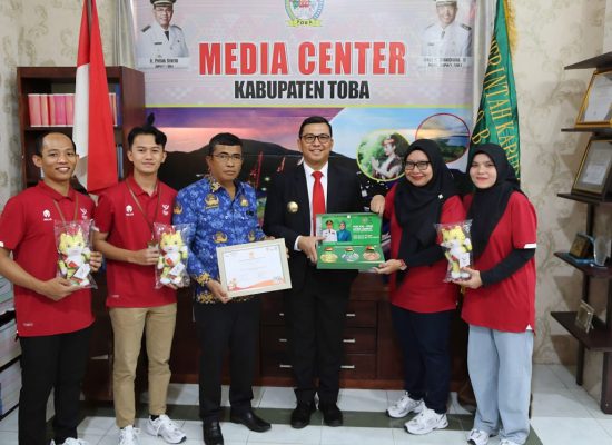 Sukses Selenggarakan Ski Air, Pjs Bupati Toba Agustinus Panjaitan Terima Cinderamata dari Panitia PON XXI