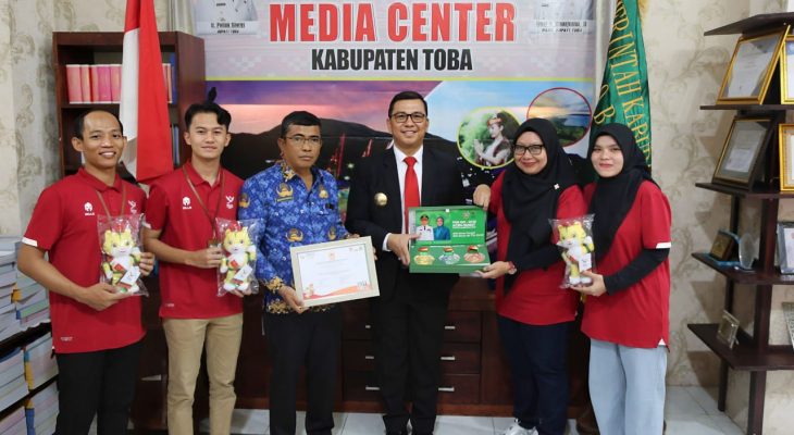 Sukses Selenggarakan Ski Air, Pjs Bupati Toba Agustinus Panjaitan Terima Cinderamata dari Panitia PON XXI