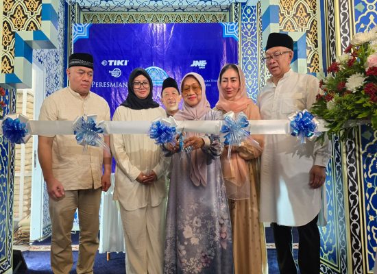 Pendiri TIKI dan JNE Meresmikan Masjid Nur’aini di Kurau Barat, Kepulauan Bangka Belitung