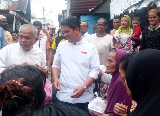 Prof Ridha Bawa Ratusan Bungkus Nasi untuk Korban Banjir Kampung Aur Medan, Warga Terharu dan Senang
