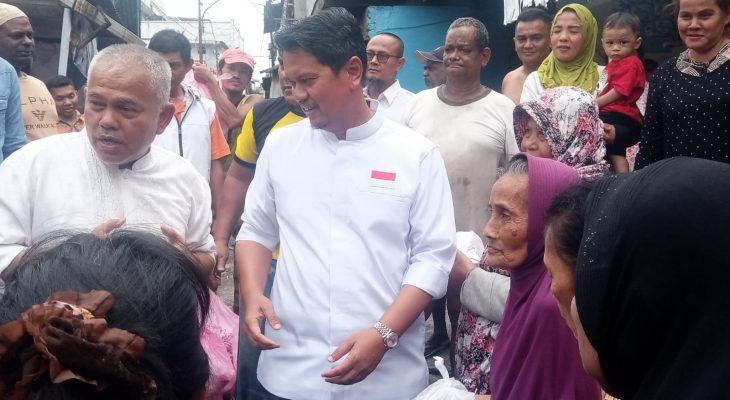 Prof Ridha Bawa Ratusan Bungkus Nasi untuk Korban Banjir Kampung Aur Medan, Warga Terharu dan Senang