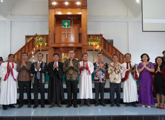 Ibadah di HKBP Soposurung, Pjs Bupati Toba Ajak Masyarakat Gunakan Hak Pilih pada Pilkada 27 November 2024