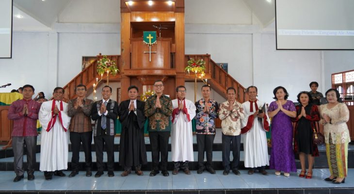 Ibadah di HKBP Soposurung, Pjs Bupati Toba Ajak Masyarakat Gunakan Hak Pilih pada Pilkada 27 November 2024