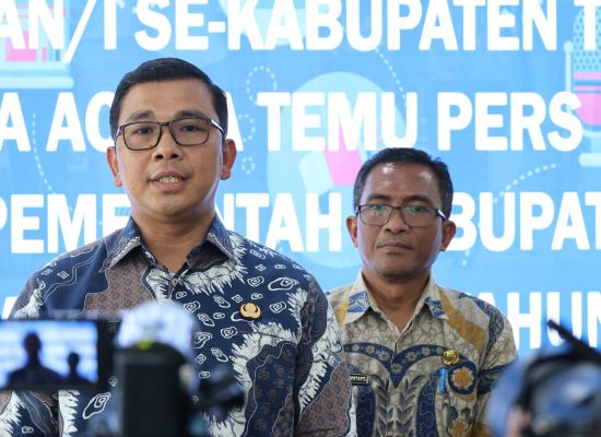 Sukses Jadi Tuan Rumah Ski Air, Pemkab Toba Raih Penghargaan Miniatur Tungku Obor dan Lentera PON XXI