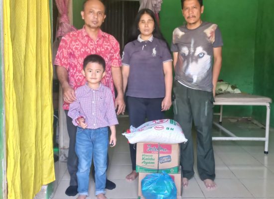 Re-Born Salurkan Bantuan Asri Ludin Tambunan ke Warga di Deliserdang