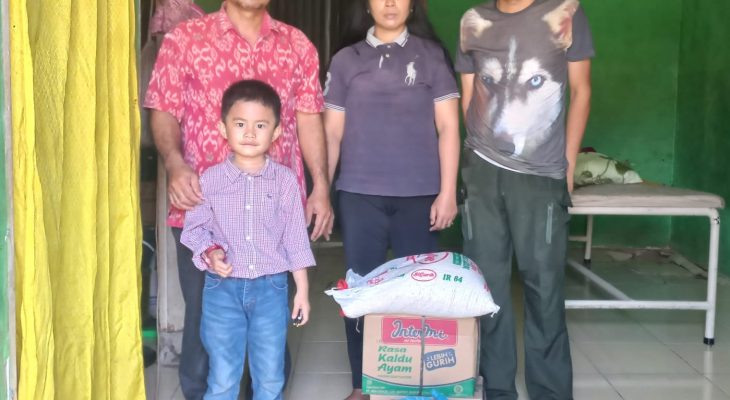 Re-Born Salurkan Bantuan Asri Ludin Tambunan ke Warga di Deliserdang