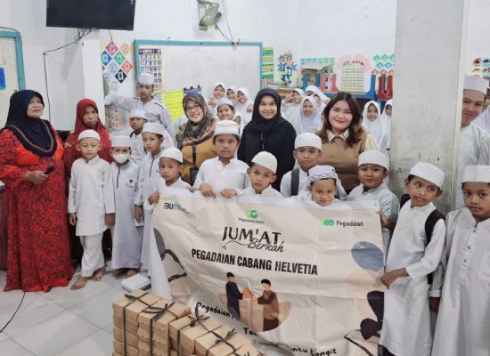 Penuh Kehangatan, Pegadaian Bagi Bagi Nasi Kotak