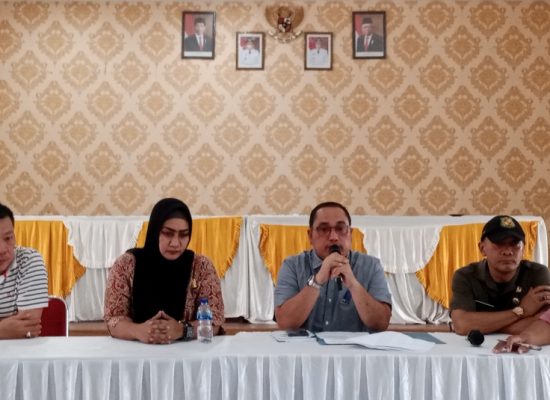 Camat Medan Timur Bersama Anggota DPRD Medan Lailatul Badri, Mediasi Warga Jalan Karantina Protes Pembangunan Tembok
