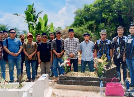 Tokoh Pemuda Mando Sitepu Ziarahi Makam Mantan Penggagas Pasar Induk Lau Chi Dan Pengelola Pasar Simalingkar Almarhum Ayahnda H. Rajendra Sitepu