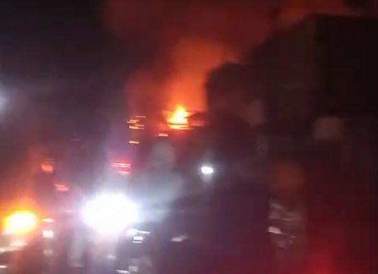 Di Tengah Guyuran Hujan, Puluhan Rumah di Pasar 9 Tembung Hangus Dilahap Si Jago merah
