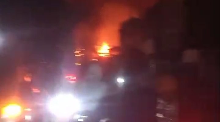 Di Tengah Guyuran Hujan, Puluhan Rumah di Pasar 9 Tembung Hangus Dilahap Si Jago merah