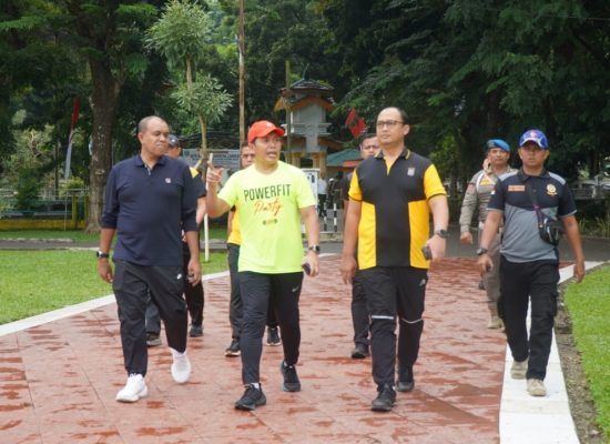 Pj. Bupati Langkat Bersama Wakapolda Sumut Ajak Warga Jaga Kesehatan Melalui Power Fit Party di Alun-alun Stabat