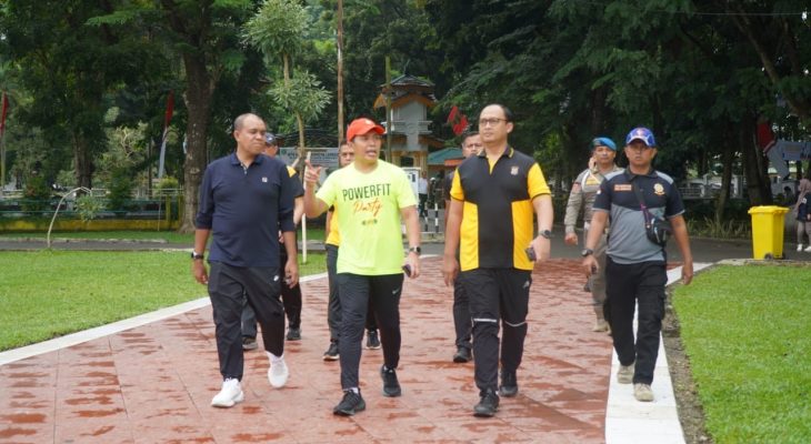 Pj. Bupati Langkat Bersama Wakapolda Sumut Ajak Warga Jaga Kesehatan Melalui Power Fit Party di Alun-alun Stabat