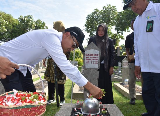 Direksi RS Adam Malik Tabur Bunga di Makam Pahlawan Haji Adam Malik Batubara