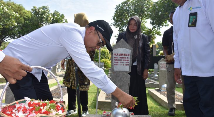 Direksi RS Adam Malik Tabur Bunga di Makam Pahlawan Haji Adam Malik Batubara