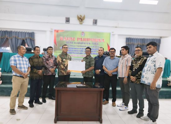 DPRD Toba dan Pjs Bupati Teken Persetujuan Bersama RAPBD 2025 dan Ranperda Gedung Bangunan