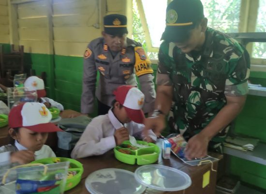 Gembiranya Bocah SD Terpencil di Sidoarjo Saat Diberi Makan Siang Gratis Bergizi Oleh Polisi dan TNI