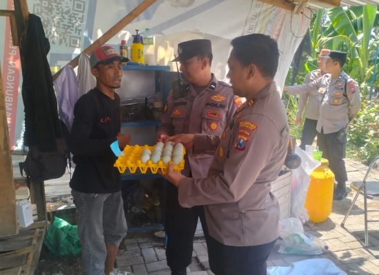 Kapolsek Gunung Anyar Dukung Program Ketahanan Pangan Nasional Melalui Penyaluran Hasil Ternak