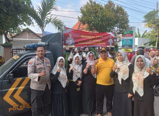 Polsek Cerme Sosialisasi Rekrutmen Polri dan Berbagi di Desa Dampaan Cerme