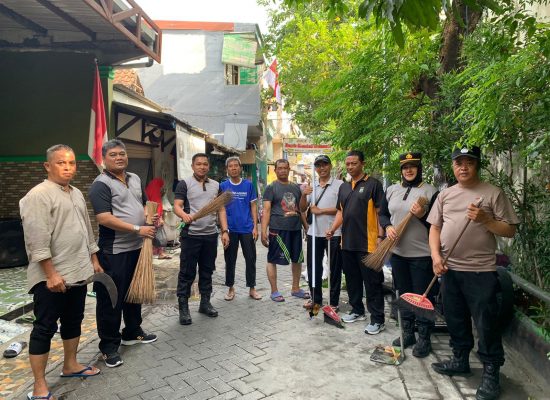 Antisipasi Bencana Hidrometeorologi, Polsek Gunung Anyar Bersama Warga Gelar Kerja Bakti di RW 01 Kel Rungkut Tengah