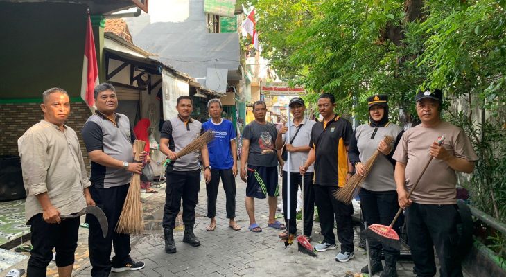 Antisipasi Bencana Hidrometeorologi, Polsek Gunung Anyar Bersama Warga Gelar Kerja Bakti di RW 01 Kel Rungkut Tengah