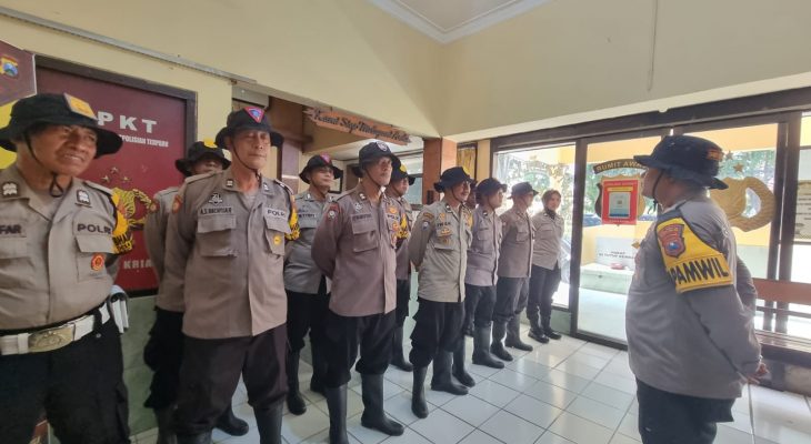Kapolsek Krian Serahkan Sepatu Boot dan Topi Rimba Kepada Bhabinkamtibmas