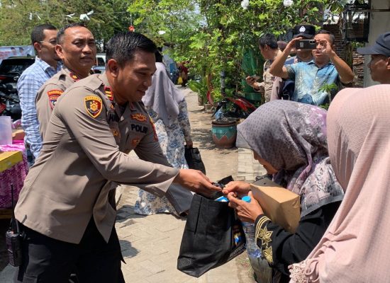 Jumat Berkah, Polsek Gunung Anyar Bagikan Ratusan Paket Sembako Untuk Warga Kampung Nelayan