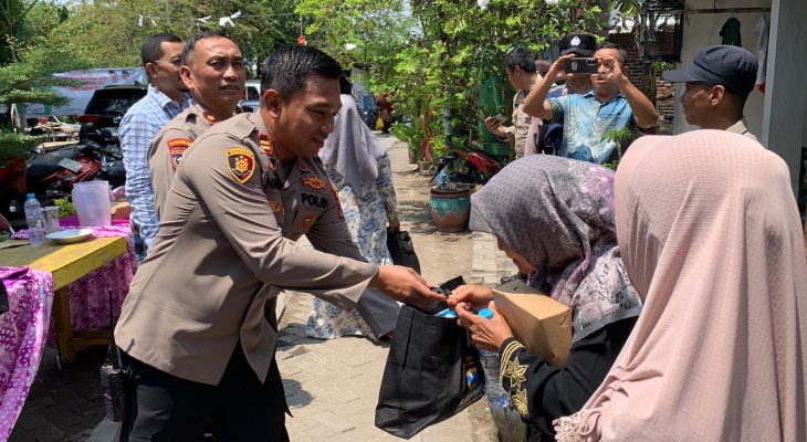 Jumat Berkah, Polsek Gunung Anyar Bagikan Ratusan Paket Sembako Untuk Warga Kampung Nelayan